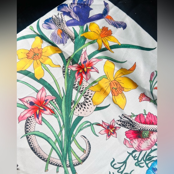Gucci Flora Snake Print Silk Twill Scarf - Picture 11 of 12